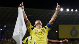 Cristiano Ronaldo tri ân cha sau khi ghi bàn cho Al-Nassr