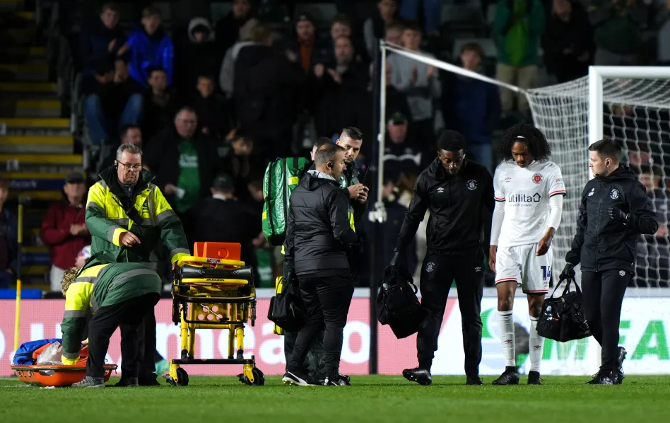 Tahith Chong nga guc trong tran dau giua Luton va Plymouth 